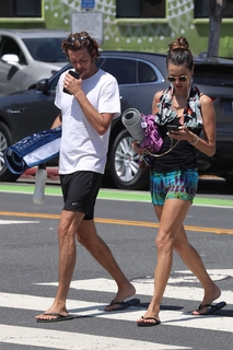 Alessandra Ambrosio feet photo thumbnail