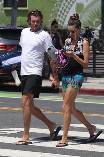 Alessandra Ambrosio feet photo thumbnail