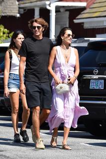 Alessandra Ambrosio feet photo thumbnail