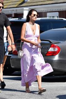 Alessandra Ambrosio feet photo thumbnail