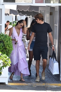 Alessandra Ambrosio feet photo thumbnail