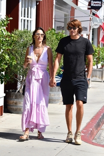 Alessandra Ambrosio feet photo thumbnail