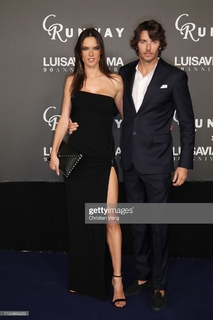 Alessandra Ambrosio feet photo thumbnail