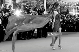 Alessandra Ambrosio feet photo thumbnail