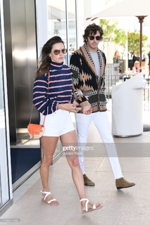 Alessandra Ambrosio feet photo thumbnail