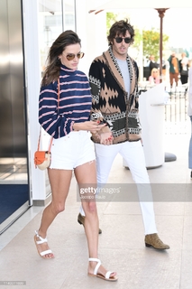 Alessandra Ambrosio feet photo thumbnail