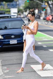 Alessandra Ambrosio feet photo thumbnail
