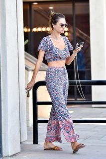 Alessandra Ambrosio feet photo thumbnail