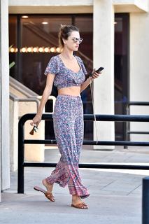 Alessandra Ambrosio feet photo thumbnail