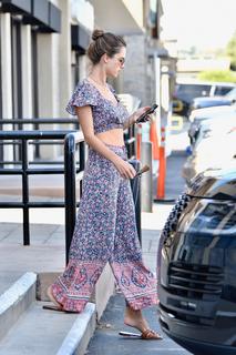 Alessandra Ambrosio feet photo thumbnail