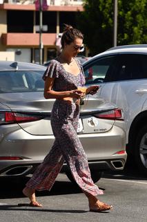 Alessandra Ambrosio feet photo thumbnail