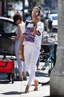 Alessandra Ambrosio feet photo thumbnail