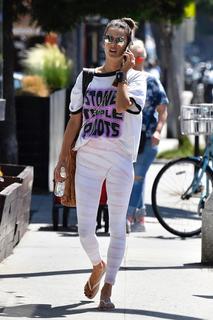 Alessandra Ambrosio feet photo thumbnail