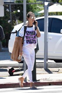 Alessandra Ambrosio feet photo thumbnail