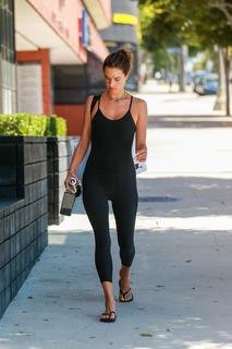 Alessandra Ambrosio feet photo thumbnail