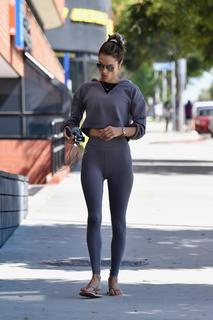 Alessandra Ambrosio feet photo thumbnail