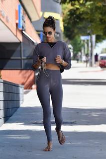 Alessandra Ambrosio feet photo thumbnail