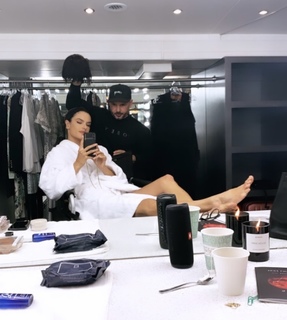 Alessandra Ambrosio feet photo thumbnail