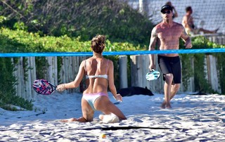 Alessandra Ambrosio feet photo thumbnail