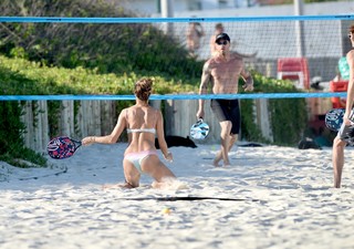 Alessandra Ambrosio feet photo thumbnail