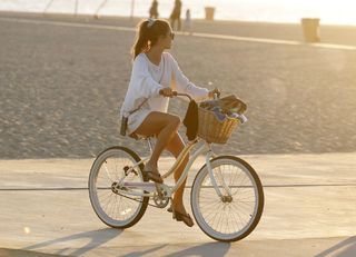 Alessandra Ambrosio feet photo thumbnail