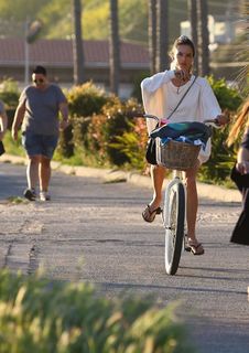 Alessandra Ambrosio feet photo thumbnail