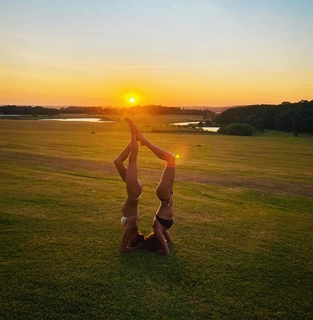 Alessandra Ambrosio feet photo thumbnail
