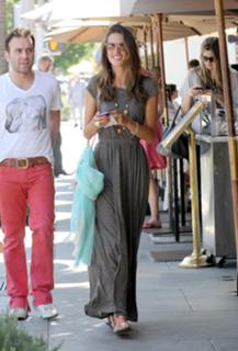 Alessandra Ambrosio feet photo thumbnail