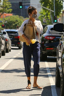 Alessandra Ambrosio feet photo thumbnail