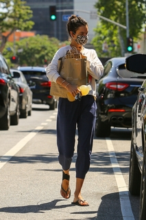Alessandra Ambrosio feet photo thumbnail