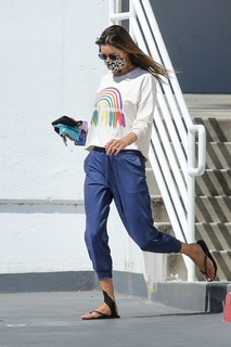 Alessandra Ambrosio feet photo thumbnail