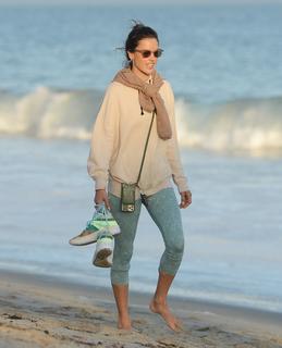 Alessandra Ambrosio feet photo thumbnail