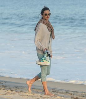 Alessandra Ambrosio feet photo thumbnail