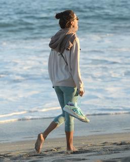 Alessandra Ambrosio feet photo thumbnail