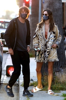 Alessandra Ambrosio feet photo thumbnail