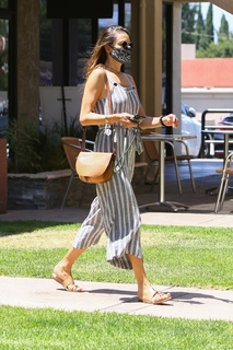 Alessandra Ambrosio feet photo thumbnail