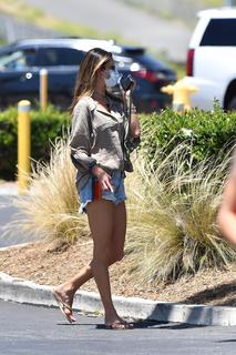 Alessandra Ambrosio feet photo thumbnail