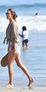 Alessandra Ambrosio feet photo thumbnail