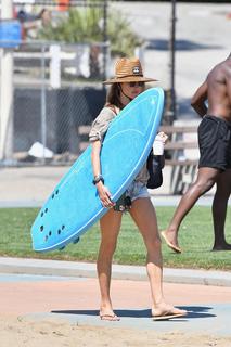 Alessandra Ambrosio feet photo thumbnail