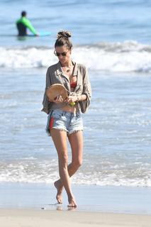 Alessandra Ambrosio feet photo thumbnail