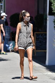 Alessandra Ambrosio feet photo thumbnail