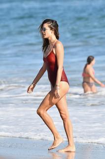 Alessandra Ambrosio feet photo thumbnail