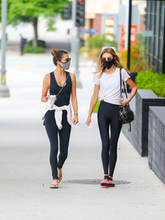 Alessandra Ambrosio feet photo thumbnail