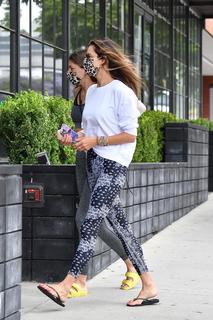 Alessandra Ambrosio feet photo thumbnail
