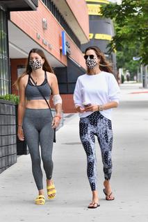 Alessandra Ambrosio feet photo thumbnail