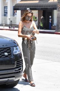 Alessandra Ambrosio feet photo thumbnail