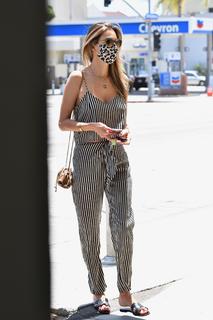 Alessandra Ambrosio feet photo thumbnail