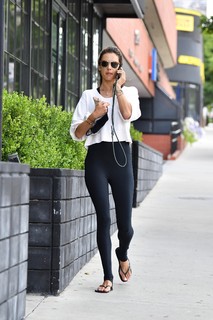 Alessandra Ambrosio feet photo thumbnail