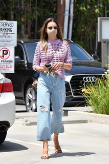 Alessandra Ambrosio feet photo thumbnail