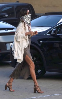 Alessandra Ambrosio feet photo thumbnail